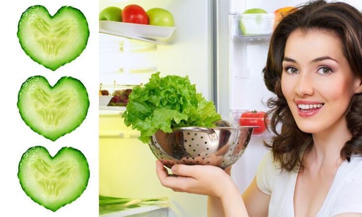 Moza con produtos cos que se elabora un produto cosmético para o rexuvenecemento da pel facial